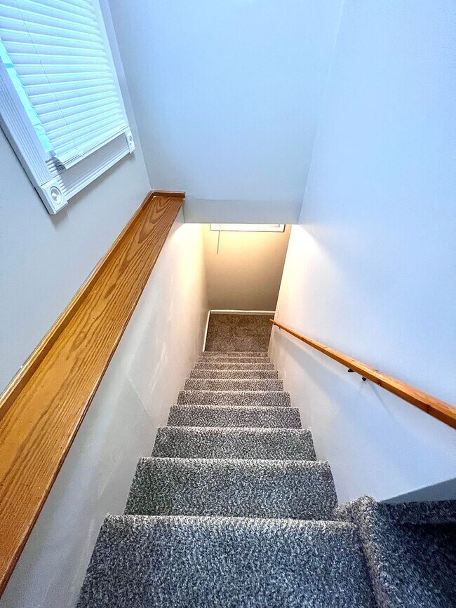 Building Photo - Cute South Omaha 2 bed, 1 bath beauty for only $1,250! COMING SOON!