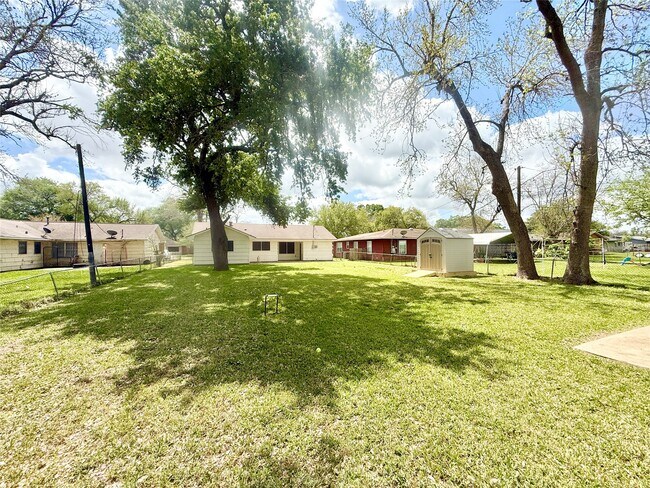 Building Photo - 523 Wisteria St