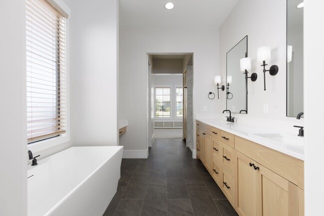 Building Photo - Gorgeous 5 bed | 3.5 bath |  Custom Home with RV Garage in Tonaquint!