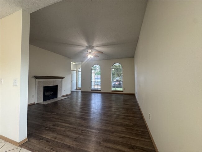 Building Photo - 1502 Cresent Dr