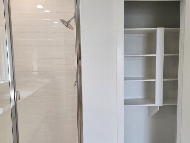 Building Photo - 5827 Linda Cv Ln