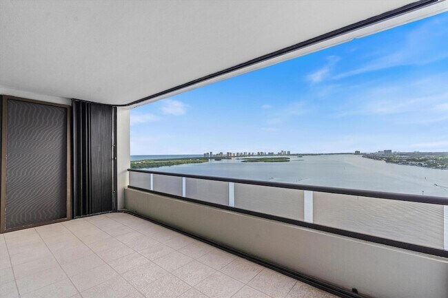 Building Photo - 100 Lakeshore Dr