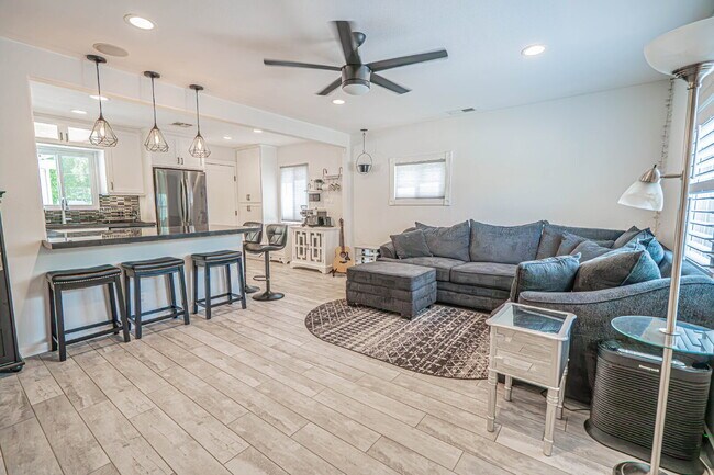 Building Photo - Beautifully Remodeled 2BR/1BA  Home – Move-In Ready!