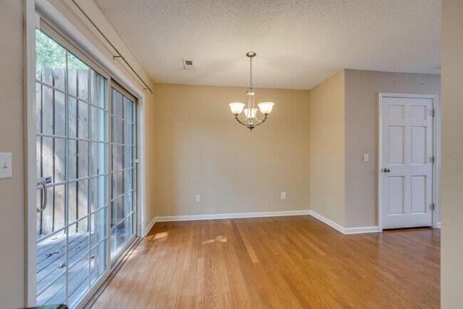 Building Photo - 2 br/ 2.5 bath condo in Johnson City TN
