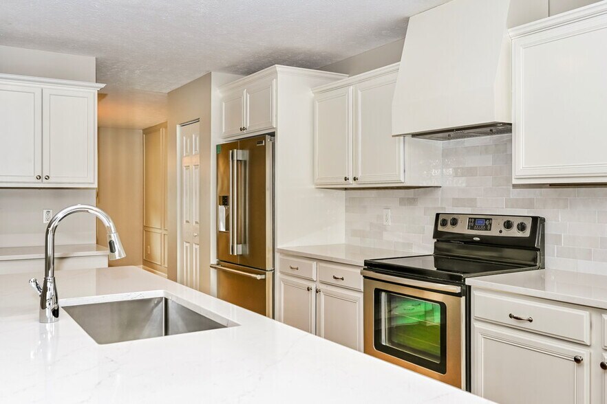 Building Photo - 711 Elderberry Way