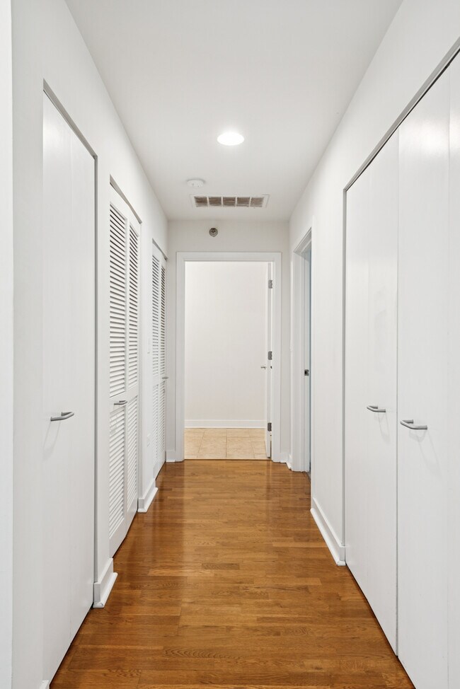 Building Photo - 901 W Madison St