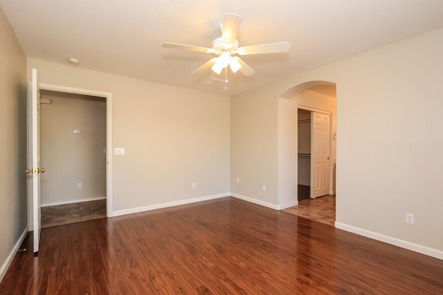 Building Photo - 16038 W Carmen Dr