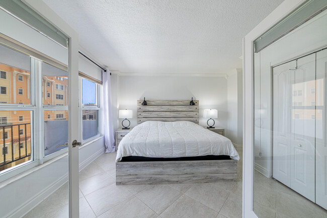 Building Photo - 405 N Ocean Blvd