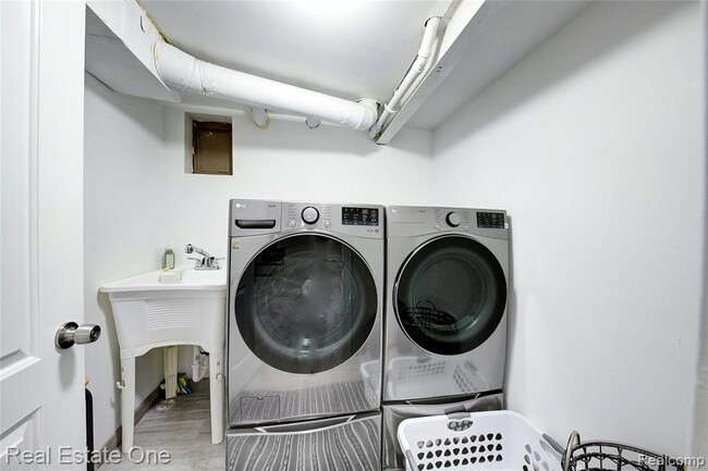 Building Photo - 8126 Dale St