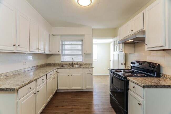 Building Photo - Charming and newly updated 3BR 1 Bath home in the heart of Center Point!