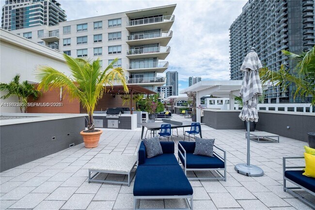 Building Photo - 3250 NE 1st Ave