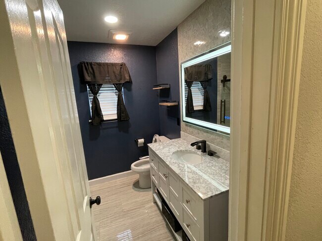 Building Photo - 602 Paradise Way