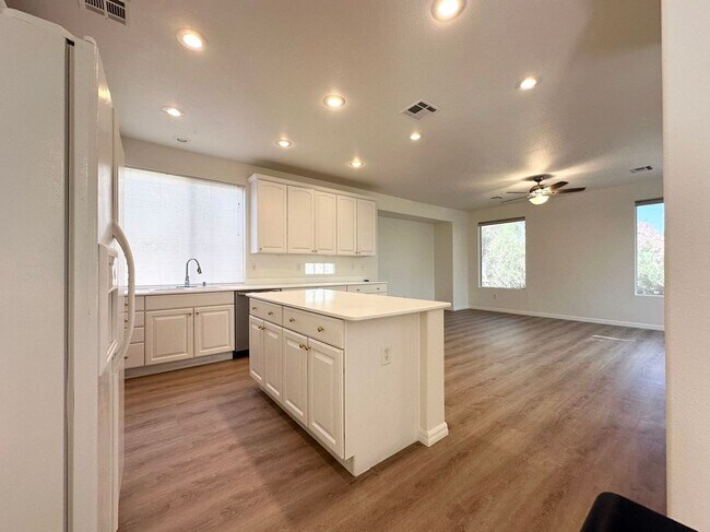 Building Photo - 4684 Riva De Romanza St