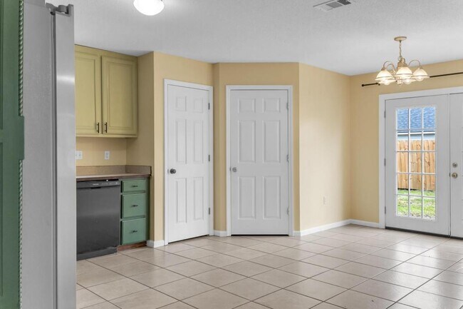 Building Photo - 819 Kristen Ln