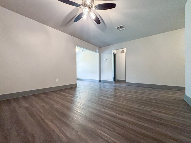 Building Photo - 1520 Eichen Rd