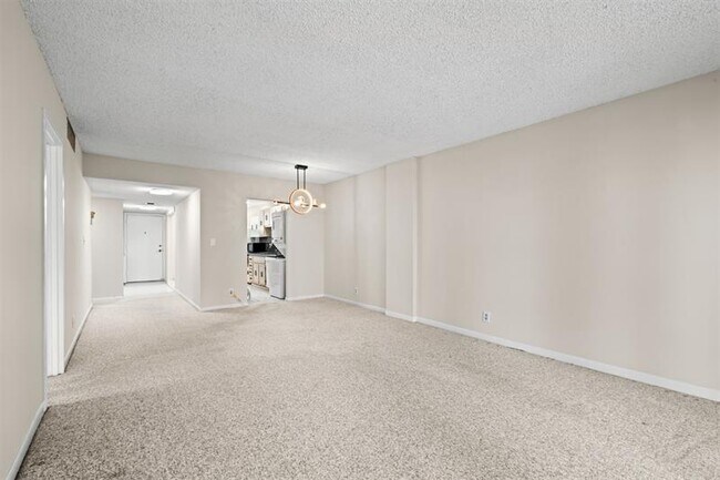 Building Photo - 250 Jacaranda Dr
