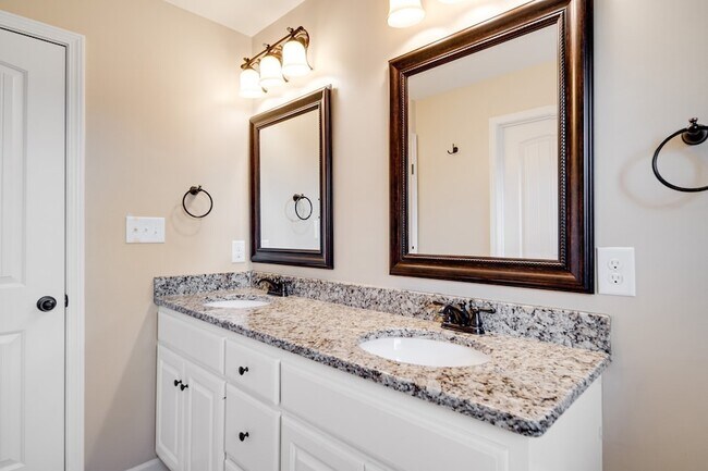 Building Photo - 176 Longspur Dr