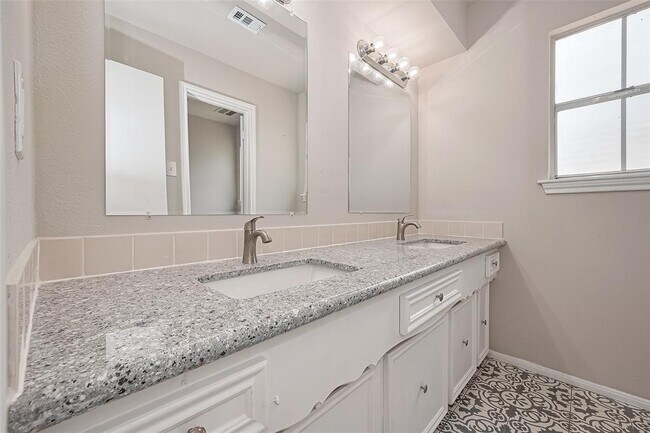 Building Photo - 10815 Creektree Dr