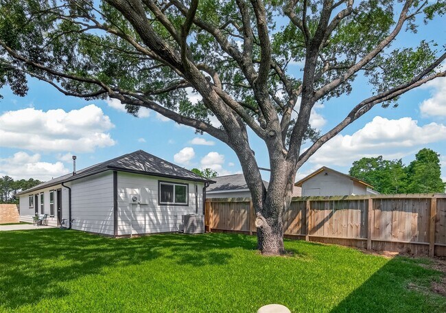 Building Photo - 13843 Northlake Dr