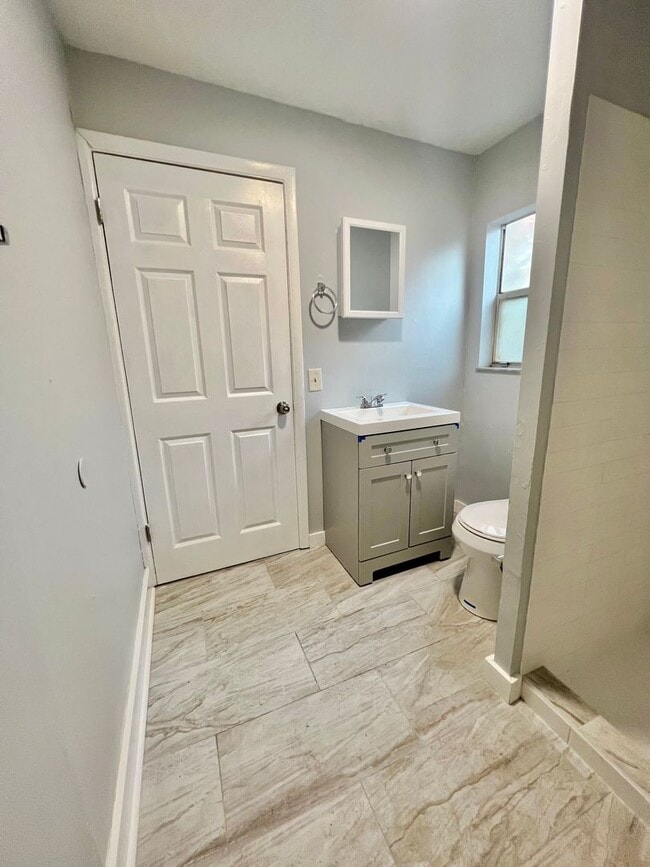 Building Photo - Newly Remodeled 3/2
