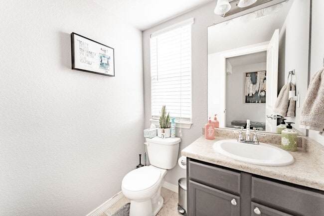 Building Photo - 4 Bed 4 Bath Home in Lorson Ranch!