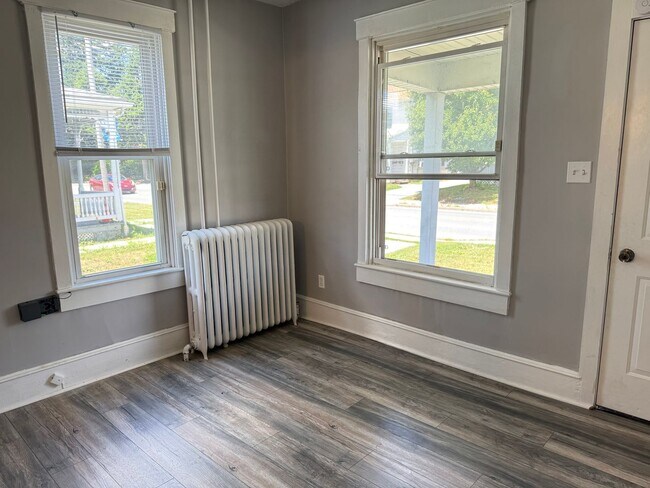 Building Photo - Modern 2 bedroom End-of-Row Townhome in Rothsville - w/ Garage & In Unit Laundry!