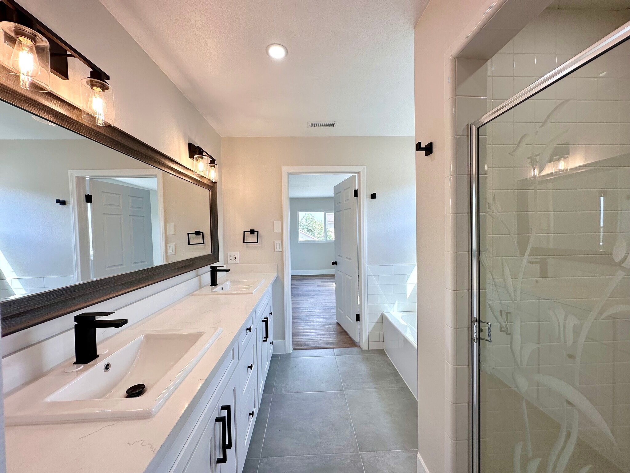 Building Photo - 770 W 2nd St