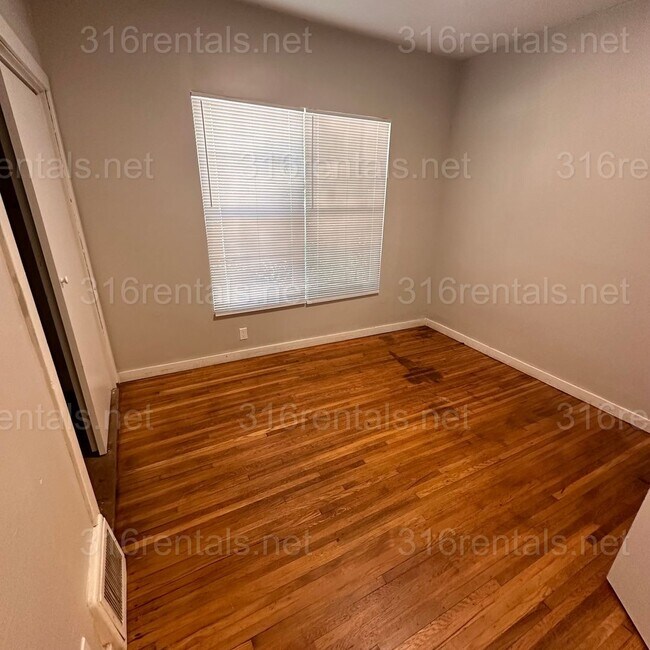 Building Photo - $1195 - 3 bedroom / 1 bathroom - Single Family Home
