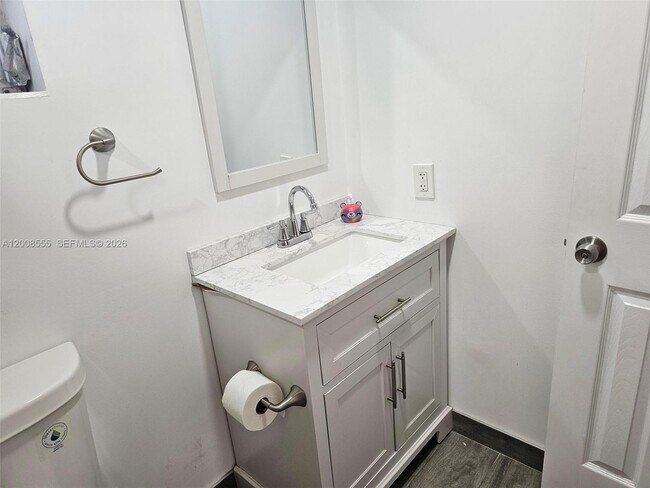 Building Photo - 900 Tallwood Ave
