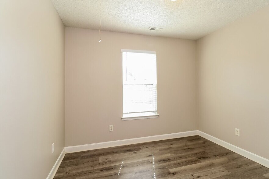 Building Photo - 916 Clover Gap Dr