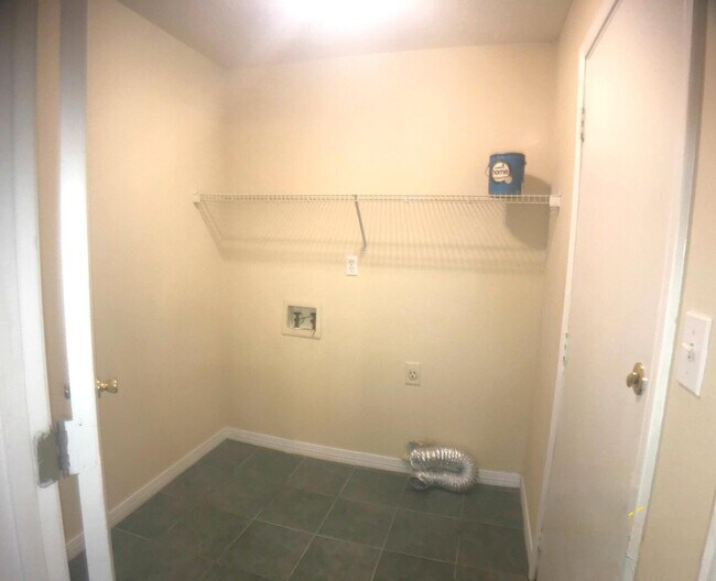 Building Photo - 2413 Suwanee Ln