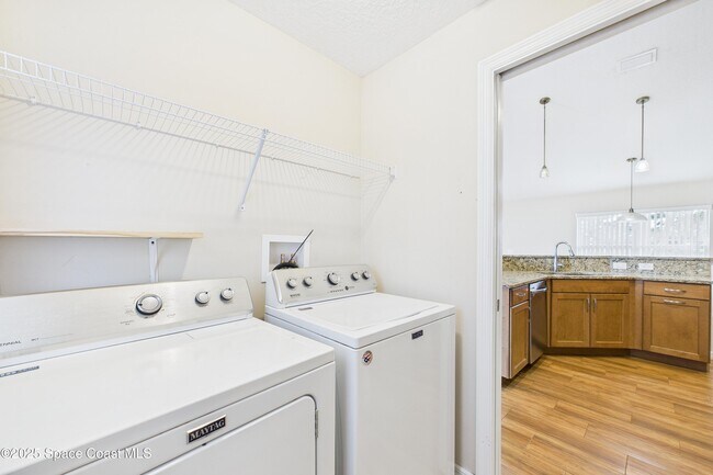 Building Photo - 1936 Gloria Cir