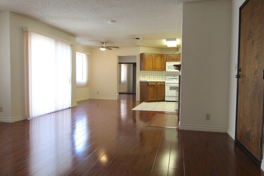 Building Photo - 4267 Beverly Glen Blvd