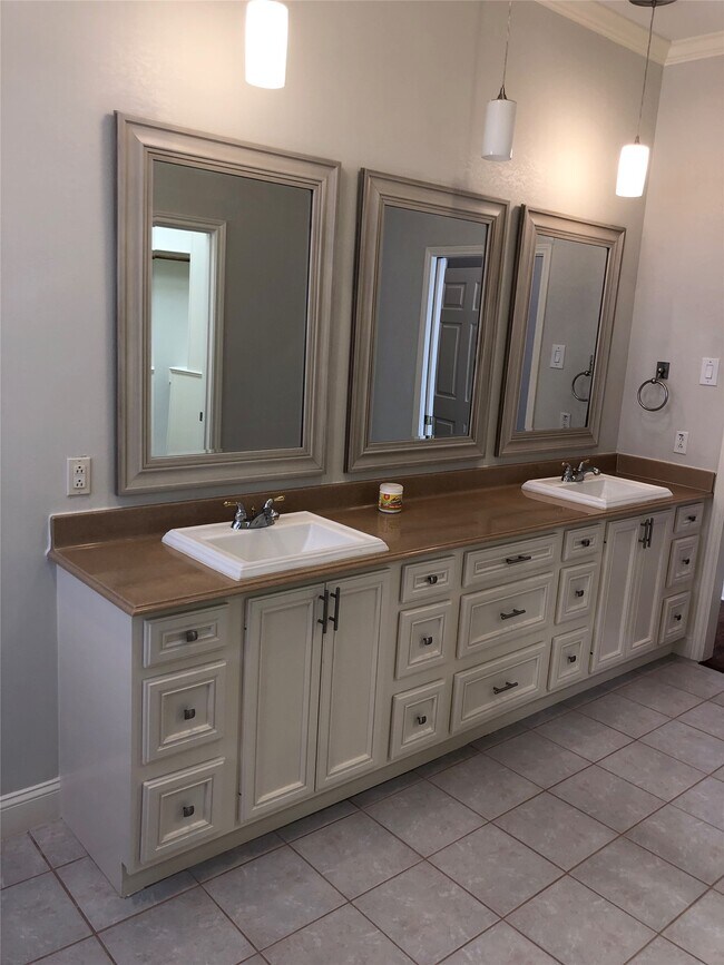 Building Photo - 10310 Chevy Chase Dr