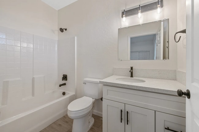 Building Photo - 601 E 10th St