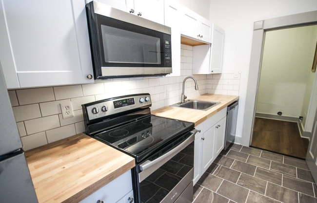 Building Photo - Now Available! 2 Bedroom 1 Bathroom in Hig...