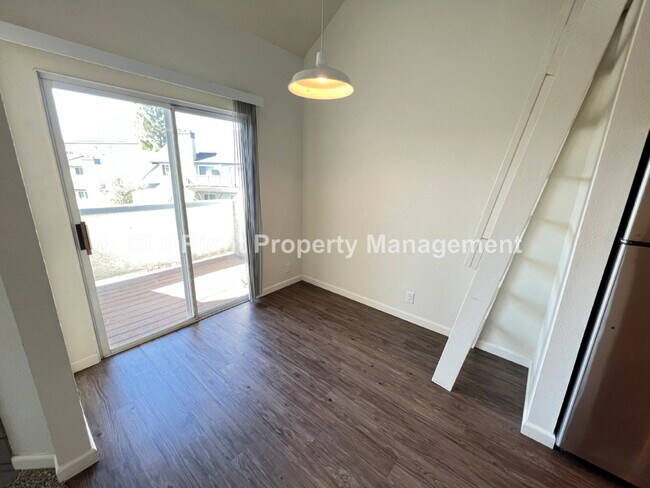 Building Photo - AVAILABLE AUGUST - Upstairs San Luis Obispo Condo - 2 Bedroom / 1 Bathroom