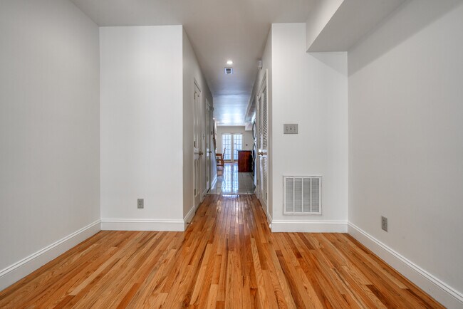 Building Photo - 634 Eislen St