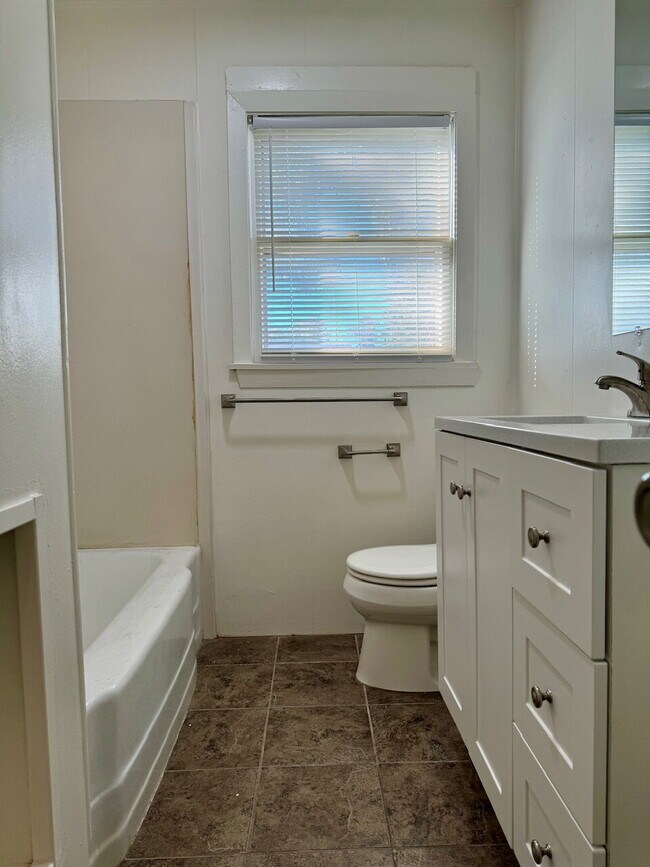 Building Photo - 3 Bedroom Home with Spacious Bedrooms