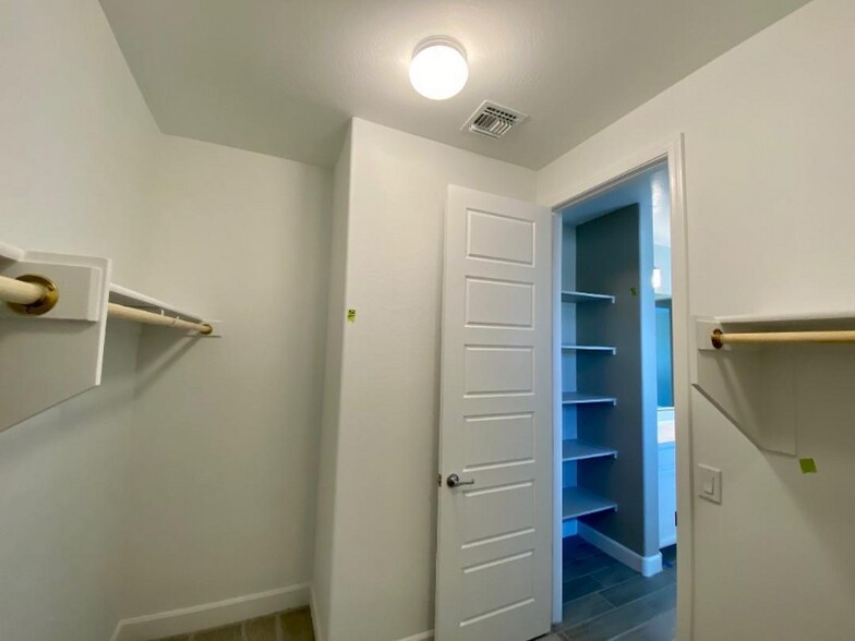 Building Photo - 612 W Derringer Way