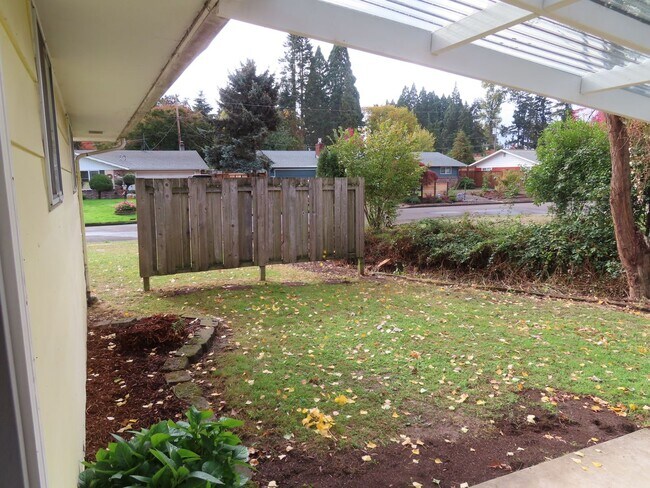 Building Photo - 3 Bed/ 1.5 Bath 60's Vintage Charmer in th...