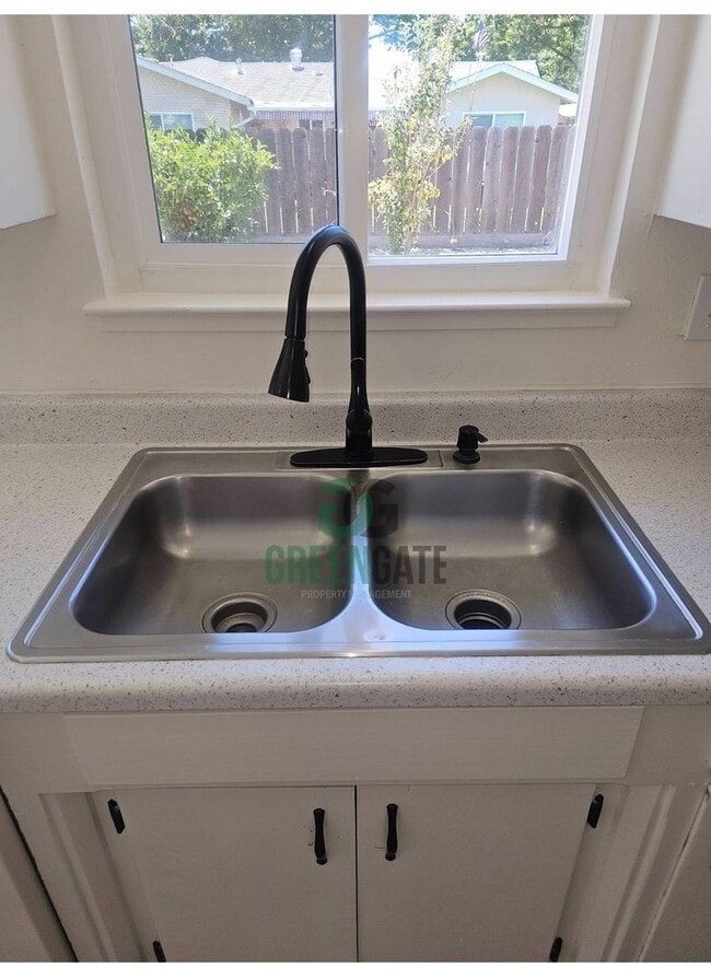 Building Photo - 3 BEDROOM 2 BATH HOME MOVE IN READY IN MOD...