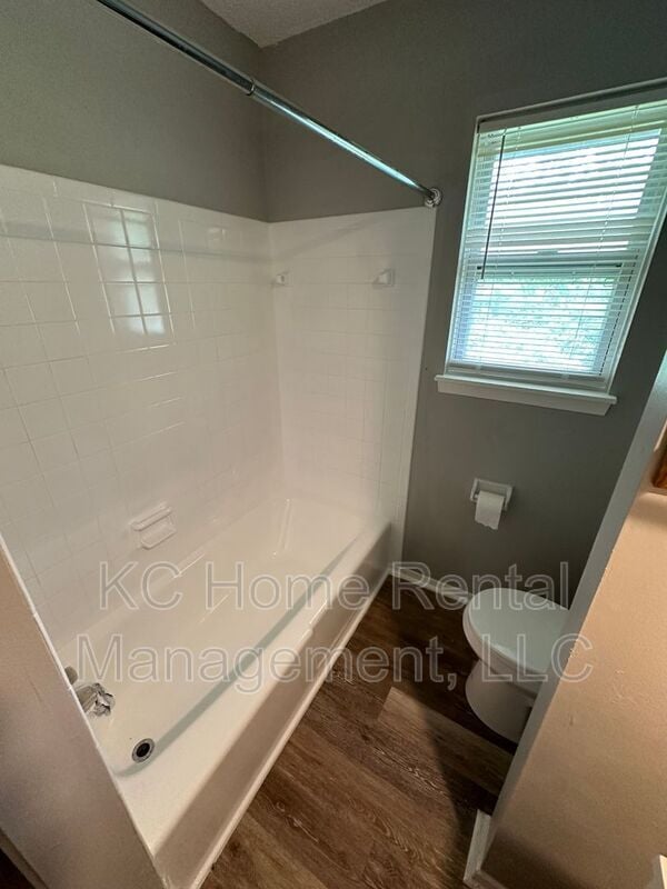 Building Photo - 222 N Oak Dr