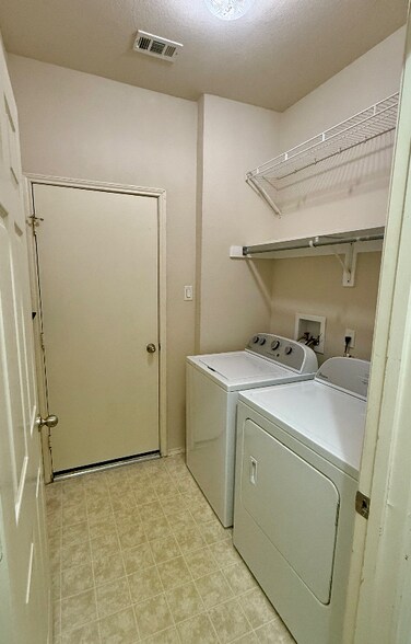 Building Photo - 3121 Fox Hollow Dr