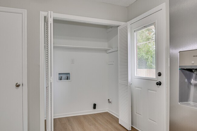 Building Photo - 208 Foxdale Dr