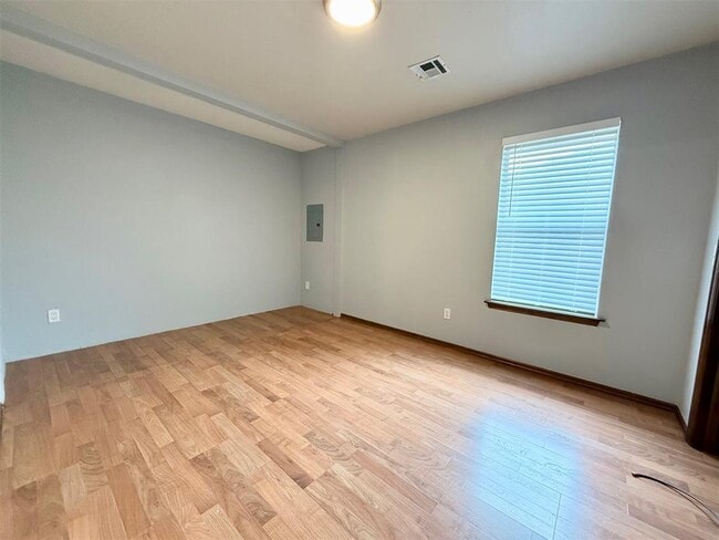 Building Photo - 2808 E Lake Dr