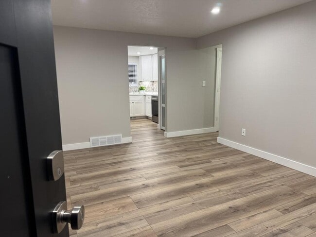 Building Photo - 1154 E 5th St