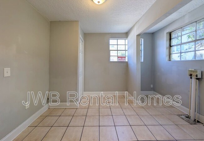 Building Photo - 421 Golfair Blvd