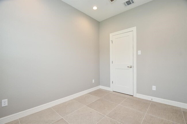 Building Photo - 5262 Ella Blvd