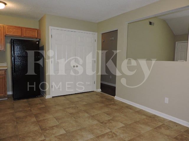 Building Photo - 2631 Parkview Dr